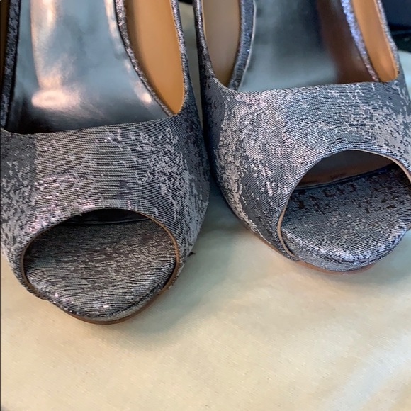 Badgley Mischka Macee Silver Shimmer Peep Toe *2x #hostpick - Picture 5 of 9